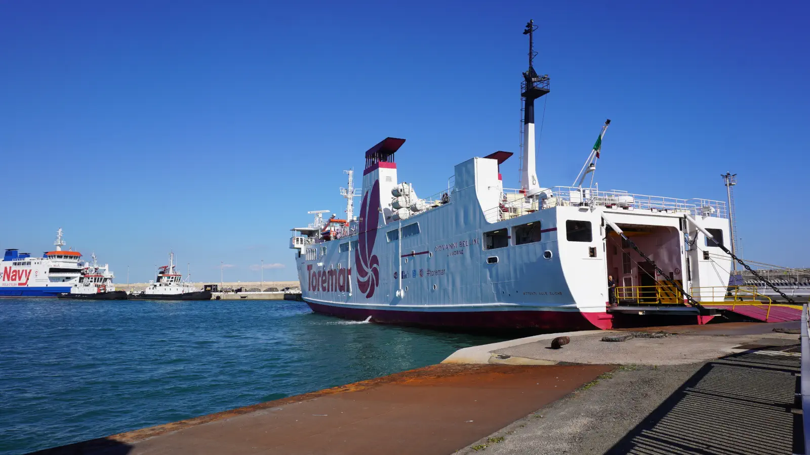 Prom Giovanni Bellini z Toremar kursuje między portami Piombino i Rio Marina na wyspie Elba a wyspą Pianosa.