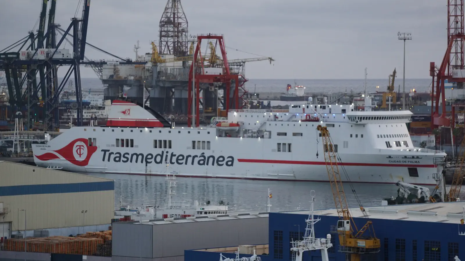 Prom Trasmediterranea Ciudad de Palma w porcie Las Palmas, Gran Canaria.