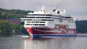 Viking Line Prom Viking Line Viking Grace w archipelagu u wybrzeży Sztokholmu płynący z Turku (Finlandia).