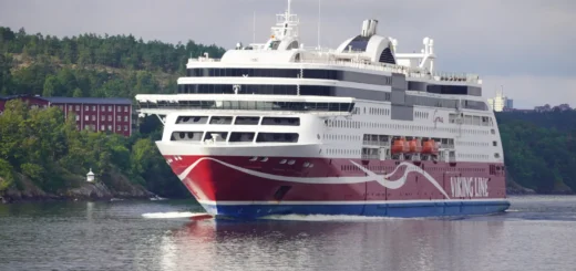 Viking Line Prom Viking Grace na archipelagu u wybrzeży Sztokholmu.