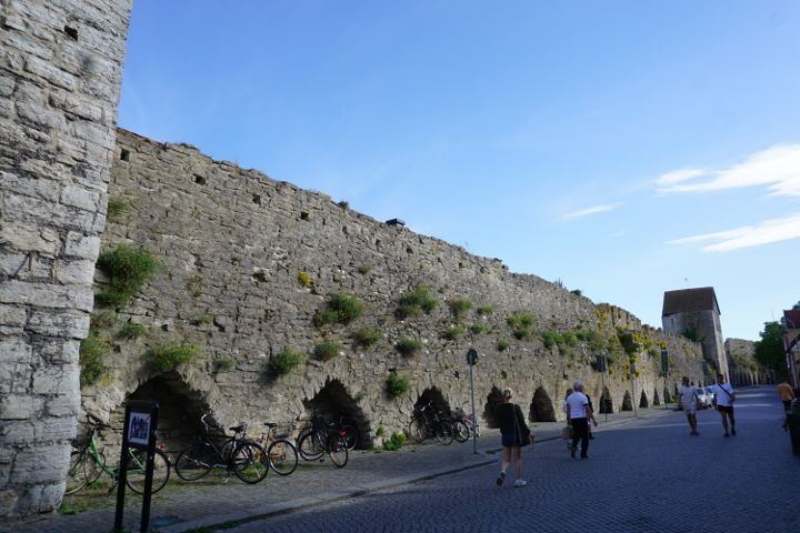 Część historycznego muru miejskiego Visby.