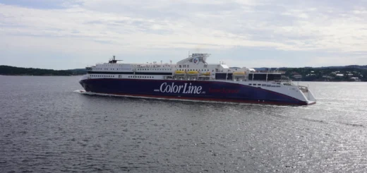 Prom Color Line SuperSpeed 1 w porcie Kristiansand odpływający do Hirtshals.