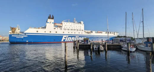 Finnlines Prom Travemünde Finntrader wchodzi do portu .